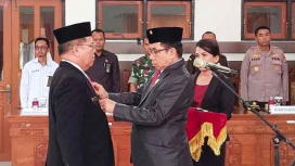 FOTO : Ketua DPRD Gumas Akerman Sahidar sedang melantik Edison D Kenting yang PAW mengantikan Sri Yeni.