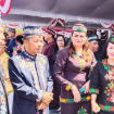 FOTO : Anggota DPRD Gunung Mas Rayaniatie Djangkan, bersama rekan seprofesinya sedang berbincang usai apel di depan kantor bupati setempat.