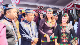 FOTO : Anggota DPRD Gunung Mas Rayaniatie Djangkan, bersama rekan seprofesinya sedang berbincang usai apel di depan kantor bupati setempat.