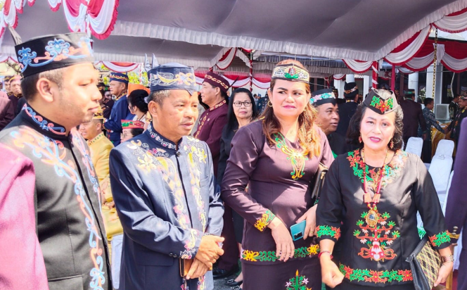 
					FOTO : Anggota DPRD Gunung Mas Rayaniatie Djangkan, bersama rekan seprofesinya sedang berbincang usai apel di depan kantor bupati setempat.