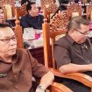 Anggota DPRD Gunung Mas Mambang A Singam sedang menghadiri rapat bersama rekannya di gedung dewan setempat, belum lama ini.
