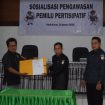 MENUJUKAN : Sekretaris PWI Gunung Mas Arham Said dengan Komisioner Bawaslu Sukjani, ketika menujukan usai tanda tanggan kesepakatan di aula kantor Bappedalitban, Selasa 30 Januari 2024.