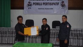 MENUJUKAN : Sekretaris PWI Gunung Mas Arham Said dengan Komisioner Bawaslu Sukjani, ketika menujukan usai tanda tanggan kesepakatan di aula kantor Bappedalitban, Selasa 30 Januari 2024.