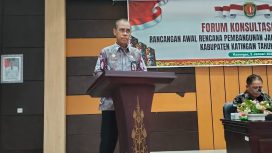FOTO : Sekda Katingan Pransang, saat membuka Kegiatan di Aula Bappedalitbang Katingan.