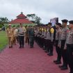 PEMERIKSAAN : Kapolres Gunung Mas AKBP Theodorus Priyo Santosa bersama pihak terkait mengecek pasukan yang diterjunkan di lapangan Tantya Sudhirajati, Senin  11 Februari 2024.