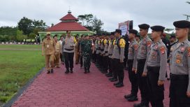 PEMERIKSAAN : Kapolres Gunung Mas AKBP Theodorus Priyo Santosa bersama pihak terkait mengecek pasukan yang diterjunkan di lapangan Tantya Sudhirajati, Senin  11 Februari 2024.