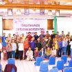 Komisoner Bawaslu Gunung Mas, Agus Pratomo Cahyo didampingi Sukjani dan jajarannya serta para saksi melaksanakan sesi foto bersama perserta pelatihan di aula Bappedalitbang, Senin 5 Februari 2024.