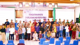 Komisoner Bawaslu Gunung Mas, Agus Pratomo Cahyo didampingi Sukjani dan jajarannya serta para saksi melaksanakan sesi foto bersama perserta pelatihan di aula Bappedalitbang, Senin 5 Februari 2024.