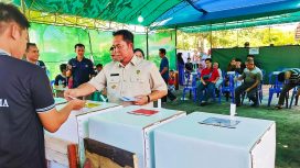 Pj Bupati Katingan Saiful. Saat menyalurkan Hak Suaranya di TPS 25 Kasongan Lama