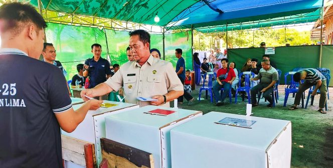 
					Pj Bupati Katingan Saiful. Saat menyalurkan Hak Suaranya di TPS 25 Kasongan Lama