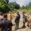 Pj Bupati Katingan Saiful saat melihat pekerjaan jalan yang dilakukan Kodim 1019 Katingan dalam rangka TMMD 2024