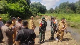 Pj Bupati Katingan Saiful saat melihat pekerjaan jalan yang dilakukan Kodim 1019 Katingan dalam rangka TMMD 2024