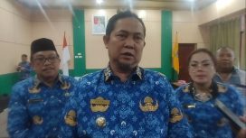 Penjabat Bupati Katingan Saiful didampingi As III dan Kadis Kominfo Sandi saat ditemui awak media
