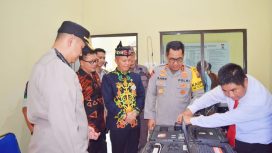 Kapolda Kalteng Irjen Pol, Drs Djoko Purwanto didampingi Kapolres Gunung Mas AKBP Theodorus Priyo Santosa, Bupati Jaya S Monong saat melakukan pengetesan alat sidik jari di gedung SPKT polres setempat, Jumat 2 Februari 2024.