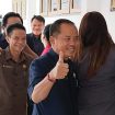 FOTO : SEPANYA/PE

SEMANGAT : Anggota DPRD Gunung Mas Polie L Mihing bersama koleganya tengah bersemangat ketika ikuti rapat di gedung dewan, belum lama ini. (Foto:Ist)