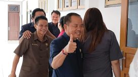 FOTO : SEPANYA/PE

SEMANGAT : Anggota DPRD Gunung Mas Polie L Mihing bersama koleganya tengah bersemangat ketika ikuti rapat di gedung dewan, belum lama ini. (Foto:Ist)