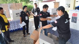 Tampak petugas KPPS sedang membuka kota siara di TPS yang ada di Kecamatan Kurun, Gunung Mas Rabu (14 Februari 2024).
