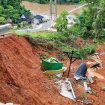 AMBRUK : Terlihat penunjang pariwisata di Desa Upon Batu mengalami amblas,  diduga tidak ada penahan atau bronjong dibawanya.