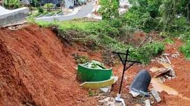 AMBRUK : Terlihat penunjang pariwisata di Desa Upon Batu mengalami amblas,  diduga tidak ada penahan atau bronjong dibawanya.