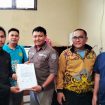 MENDAFTARKAN DIRI : R Fernando Amd. Kep bersama sejumlah cabor sedang menyerahkan berkas pendaftarannya ke sekretariat di kantor Disdikpora setempat, Jumat 23 Februari 2024.