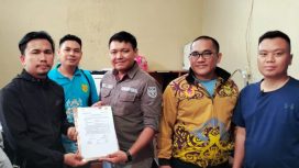MENDAFTARKAN DIRI : R Fernando Amd. Kep bersama sejumlah cabor sedang menyerahkan berkas pendaftarannya ke sekretariat di kantor Disdikpora setempat, Jumat 23 Februari 2024.