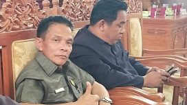 HADIRI : Anggota DPRD Gunung Mas Espriadi bersama koleganya tengah mengikuti kegiatan pembahasan APBD di gedung dewan, belum lama ini.