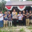 Kapolres Gunung Mas AKBP Theodorus Priyo Santosa bersama Wakanya Kompol Tri Wibowo saat menyambangi warga di Jalan Jambu dan berfoto bersama di depan pos setempat, Minggu 18 Maret 2024.