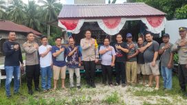 Kapolres Gunung Mas AKBP Theodorus Priyo Santosa bersama Wakanya Kompol Tri Wibowo saat menyambangi warga di Jalan Jambu dan berfoto bersama di depan pos setempat, Minggu 18 Maret 2024.
