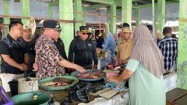 Pj Bupati Katingan Saiful saat Tinjau Harga Bapok di Pasar Pegatan Kecamatan Katingan Kuala