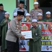 Kapolres Gunung Mas AKBP Theodorus Priyo Santosa. S.I.K. saat berbagi bersama Anak-anak Santri TPA Al-Anwar Wal Asror Kuala Kurun