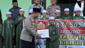 Kapolres Gunung Mas AKBP Theodorus Priyo Santosa. S.I.K. saat berbagi bersama Anak-anak Santri TPA Al-Anwar Wal Asror Kuala Kurun