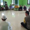 Kapolres Gunung Mas. AKBP Theodorus Priyo Santoso. S.I.P. Saat melakukan giat Jumat Curhat bersama Masyarakat di Masjid Ar-Raihan Gunung Mas