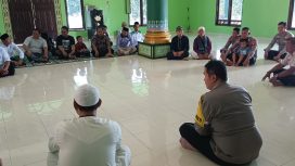 Kapolres Gunung Mas. AKBP Theodorus Priyo Santoso. S.I.P. Saat melakukan giat Jumat Curhat bersama Masyarakat di Masjid Ar-Raihan Gunung Mas