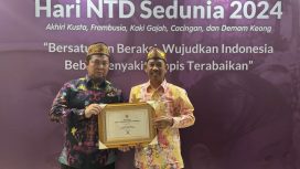 FOTO : Pj Bupati Katingan Saiful, didampingi Kepala Dinas Kesehatan Katingan, Glorikus saat foto bersama terima sertifikat bebas Frambusia.
