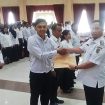 Penjabat Bupati Katingan Saiful. Secara simbolis menyerahkan 718 SK P3K Tenaga Guru dan Tenaga Kesehatan. 