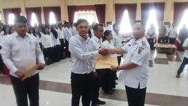 Penjabat Bupati Katingan Saiful. Secara simbolis menyerahkan 718 SK P3K Tenaga Guru dan Tenaga Kesehatan. 