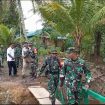 Dandim 1019/Ktg saat mendampingi Kasrem 102 Panju Panjung melihat giat TMMD di Luwuk Kiri