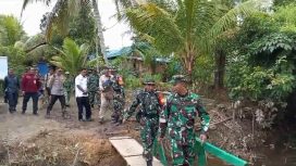 Dandim 1019/Ktg saat mendampingi Kasrem 102 Panju Panjung melihat giat TMMD di Luwuk Kiri