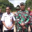 Kasrem 102 Panju Panjung Kolonel Infanteri Ulysses Sondang bersama Dandim 1019/Ktg Letkol Inf. Anggun Wuriyanto, Kapolres Katingan dan Staf Ahli Bupati saat mengunjungi tempat TMMD di Desa Luwuk Kiri