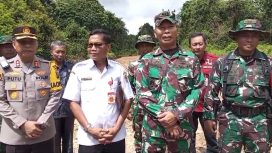 Kasrem 102 Panju Panjung Kolonel Infanteri Ulysses Sondang bersama Dandim 1019/Ktg Letkol Inf. Anggun Wuriyanto, Kapolres Katingan dan Staf Ahli Bupati saat mengunjungi tempat TMMD di Desa Luwuk Kiri