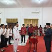 FOTO : Penjabat Bupati Katingan Saiful, ketika melaksanakan pelantikan Pj Kades Tumbang Runen dan PAW Anggota BPD, di aula BKAD Katingan.