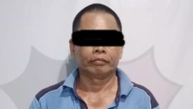 PEMERIKSAAN : Oknum ASN tampak tak berkutik ketika di tahan Polisi dari Polsek Manuhing usai menganiaya pria paruh baya. 