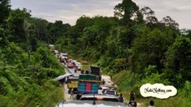 Jalan Lintas Kurun ke Kota Palangka Raya tepatnya di atas Desa Bawan rusak akibat berlobang diduga picu kecelakaan bagi pelintas, Rabu (13/3/2024).
