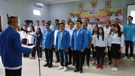 PELANTIKAN : Sekretaris KNPI Kalteng Ahmad Rusdianoor sedang melakukan pelantikan pengurus KNPI di Kuala Kurun, Jumat (22/3/2024).