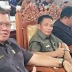 MENGIKUTI: Anggota DPRD Gunung Mas Espriadi (tengah) bersama koleganya sedang mengikuti rapat paripurna di gedung dewan setempat, belum lama ini.