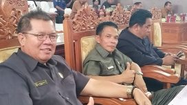 MENGIKUTI: Anggota DPRD Gunung Mas Espriadi (tengah) bersama koleganya sedang mengikuti rapat paripurna di gedung dewan setempat, belum lama ini.