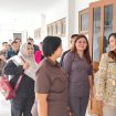 MEMASUKI : Kalangan DPRD Gunung Mas Dewi Sari dan koleganya tengah memasuki ruang rapat di gedung dewan setempat, belum lama ini.