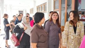 MEMASUKI : Kalangan DPRD Gunung Mas Dewi Sari dan koleganya tengah memasuki ruang rapat di gedung dewan setempat, belum lama ini.