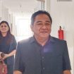 Anggota DPRD Gunung Mas Carles Prenky bersama kalangan dewan lainya sedang menuju ruang rapat di gedung dewan, belum lama ini.