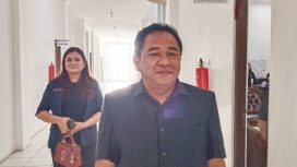 Anggota DPRD Gunung Mas Carles Prenky bersama kalangan dewan lainya sedang menuju ruang rapat di gedung dewan, belum lama ini.
